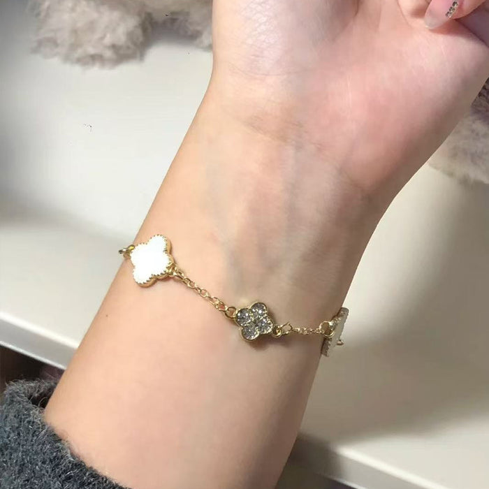 Wholesale Four leaf clover bracelet with a light luxury and high-end feel, niche design, zircon super sparkling temperament bracelet