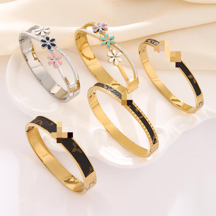 Wholesale Three-flower bracelet made of titanium steel and stainless steel