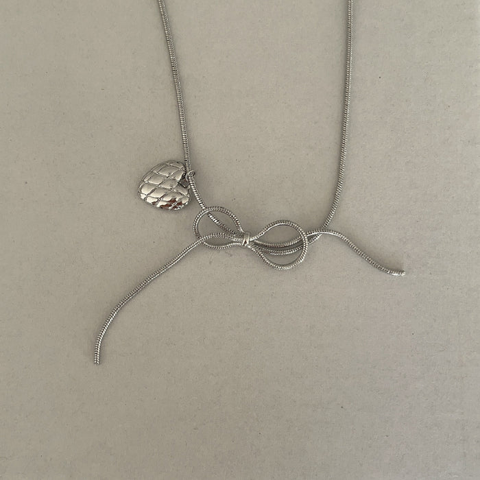 Wholesale Design a versatile silver bow collarbone chain for spicy girls, with a unique personality and a sweet and cool fashionable necklace. Love collarbone chain