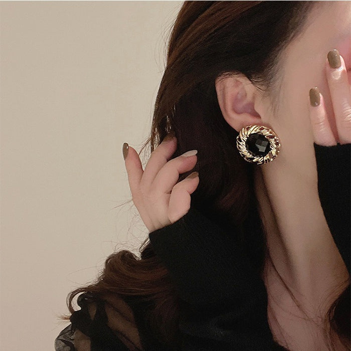 Wholesale Silver needle retro round button earrings, fashionable and exaggerated, niche design earrings