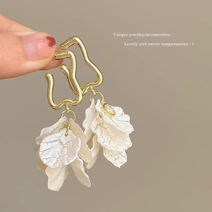 Wholesale White Petal Pearl Earrings Pearl White