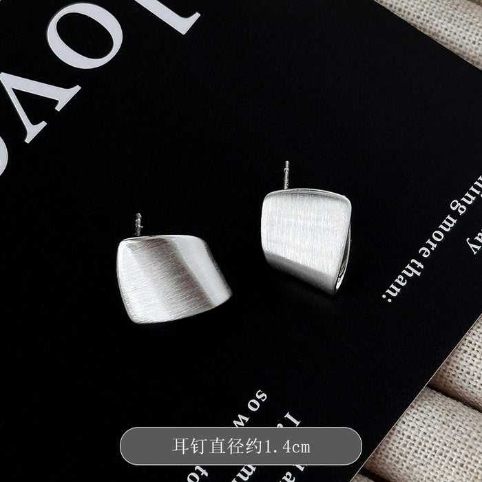 Wholesale Small niche design, metal earrings, personalized earrings, and ear accessories