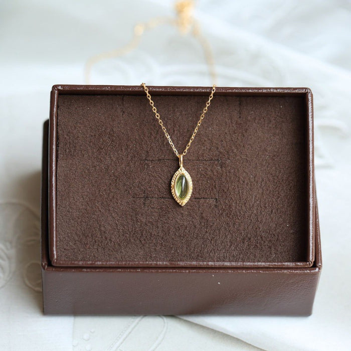 Wholesale Oval pendant, vintage gold-plated necklace, crystal collarbone chain