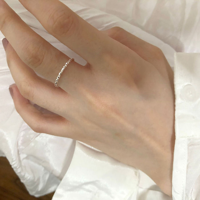 Wholesale The silver ring has a simple and compact temperament