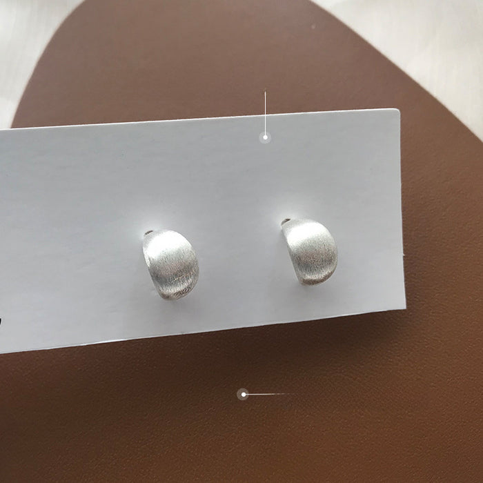Wholesale 2 sterling silver fashionable and compact brushed frosted curved earrings with a simple and versatile temperament
