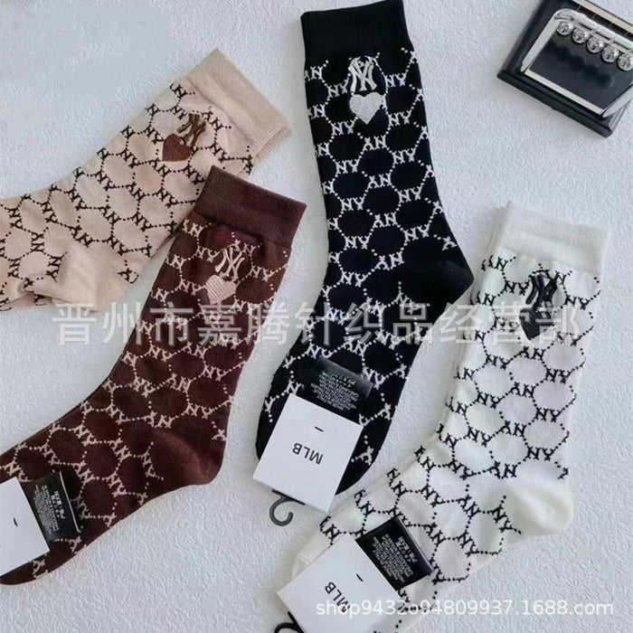 Wholesale Embroidered sports socks with combed cotton lettering socks in the middle tube