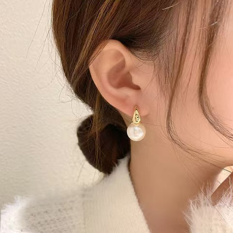 Wholesale Minimally designed earrings with retro style ear loops and high-end feel, imitating pearl earrings