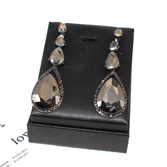 Wholesale Exquisite and luxurious water droplet studded diamond earrings, fashionable and high-end long alloy ear accessories