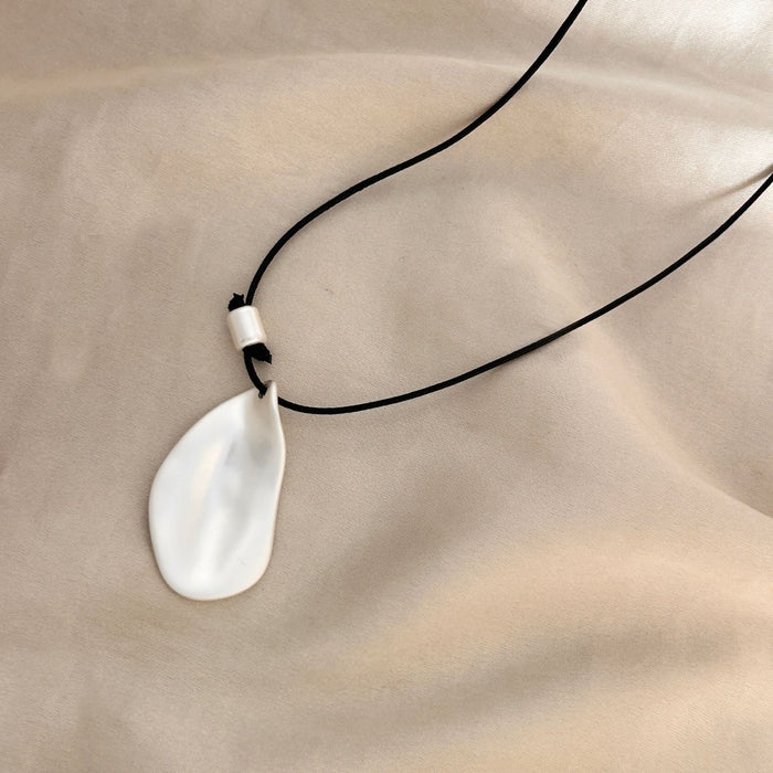 Wholesale Matte sand gold and silver leaf pendant necklace with high-end feel, long and versatile accessories, vintage sweater chain made in vintage style