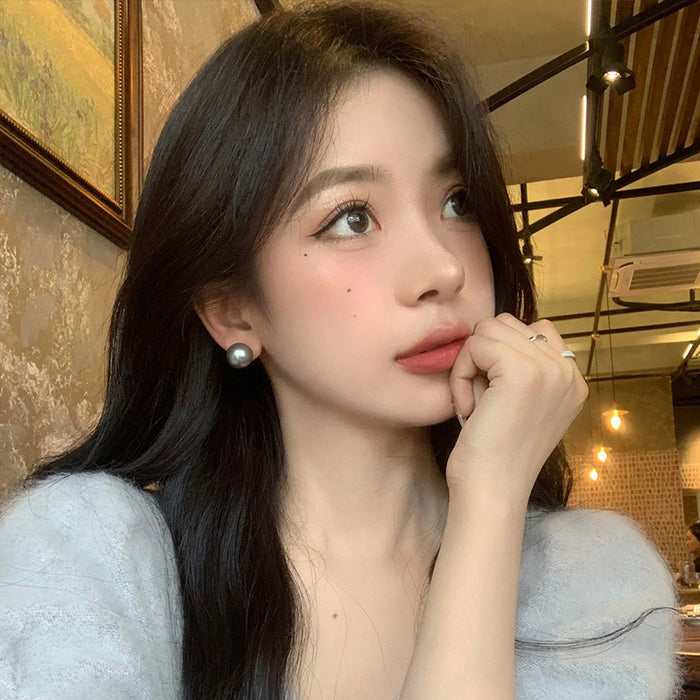 Wholesale Silver gray pearl earrings with silver needles, high-end and niche design, personalized and versatile earrings and earrings