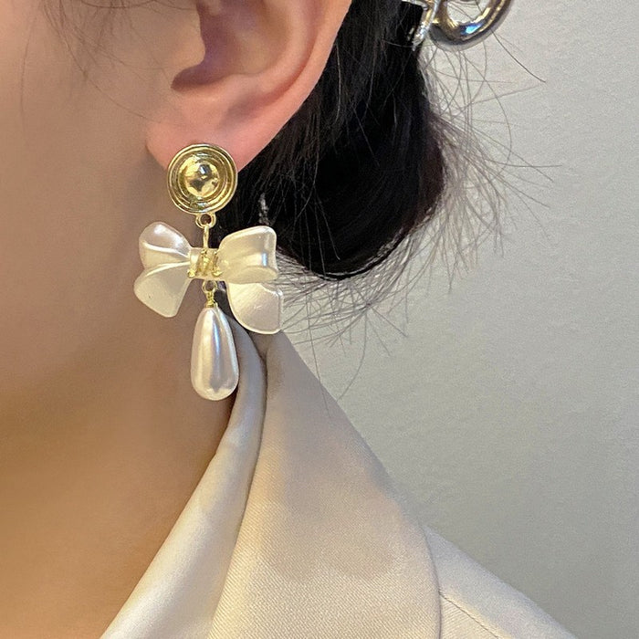 Wholesale Retro bow pearl earrings are fashionable, exquisite, versatile, and high-end geometric earrings and ear accessories