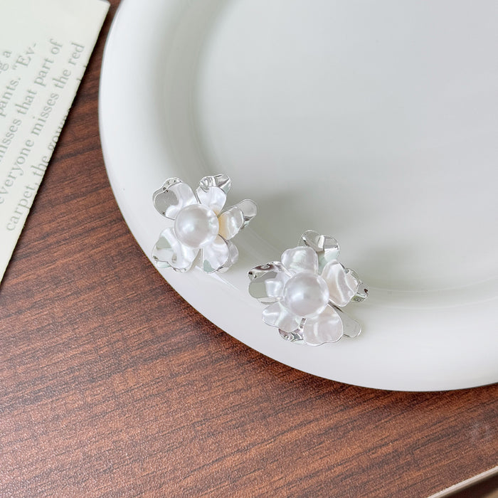 Wholesale Personalized and niche pearl flower earrings with a stylish and versatile design