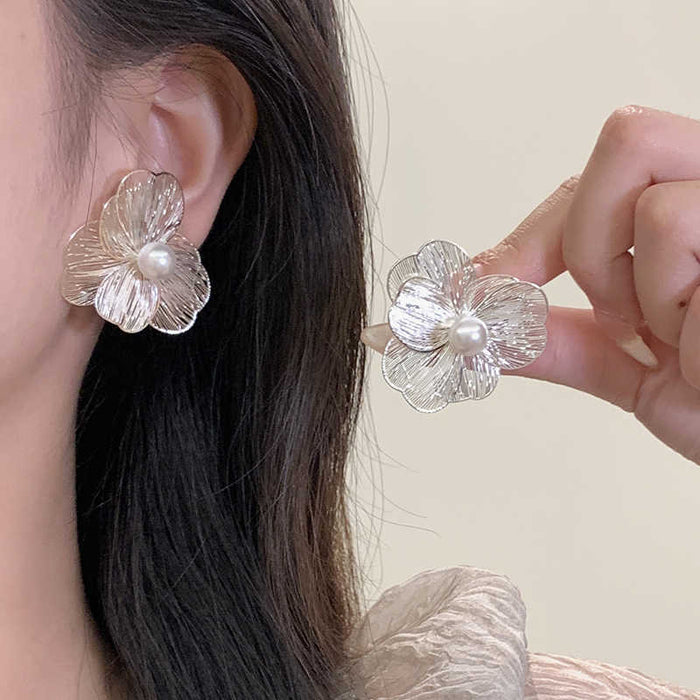 Wholesale Sterling silver exaggerated flower earrings, light luxury high-end feeling, pearl earrings, temperament earrings