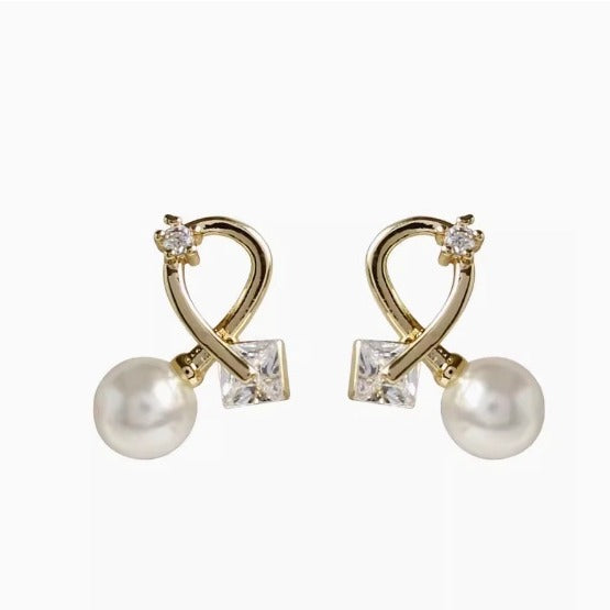 Wholesale Exquisite and compact earrings shine with a luxurious commuting feel, crossed zirconia ear clips