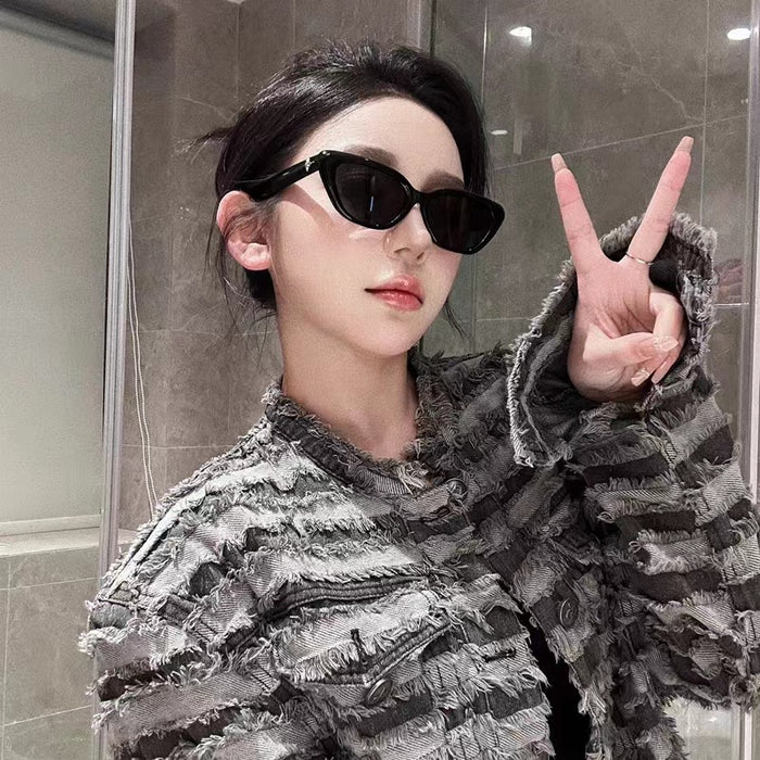 Wholesale Vintage sunglasses with a high-end feel, black small frame sunglasses with a stylish design for taking photos