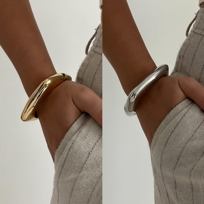 Wholesale Minimalist alloy square bracelet with exaggerated personality, metal wind spring opening bracelet