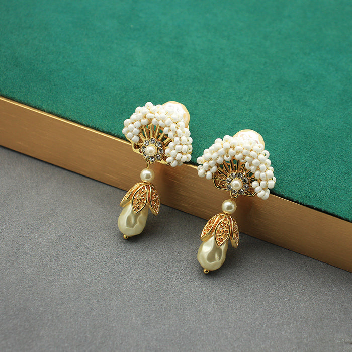 Wholesale Pearl earrings with a light luxury and high-end feel, designed with a sense of niche earrings