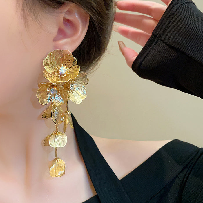 Wholesale Golden flower ear clip with exaggerated high-end feel, metal long tassel earrings, retro no ear hole earrings