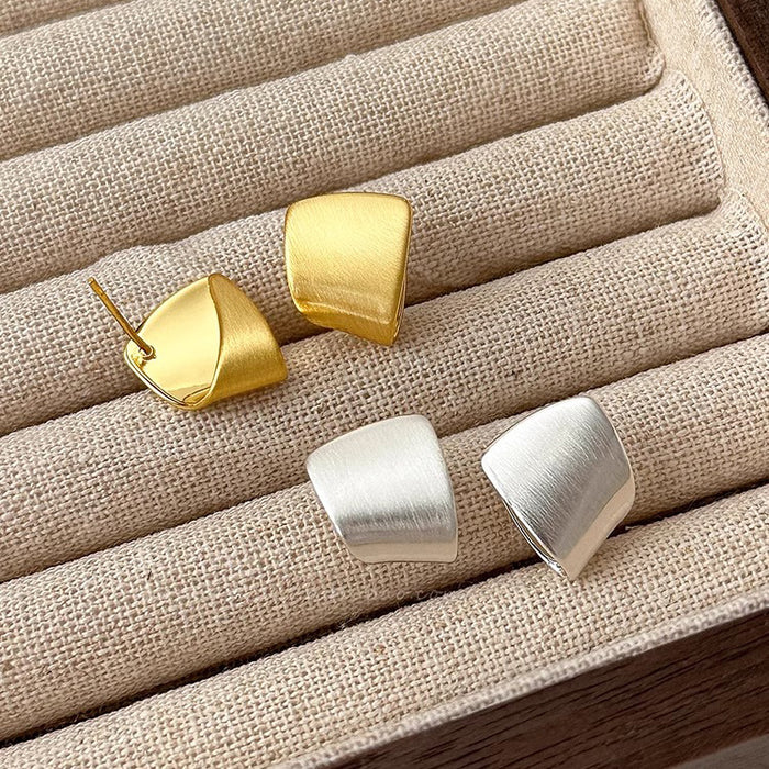 Wholesale Small niche design, metal earrings, personalized earrings, and ear accessories