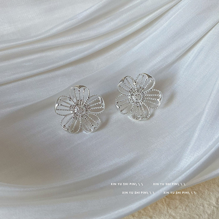 Wholesale Silver needle hollowed out silver flower earrings, new exquisite, light luxury, simple and versatile earrings