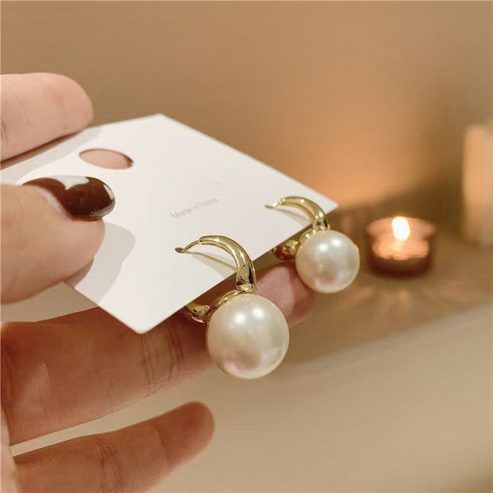 Wholesale Minimally designed earrings with retro style ear loops and high-end feel, imitating pearl earrings