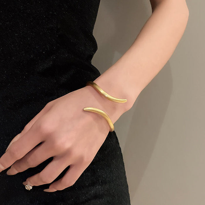 Wholesale Metal bracelet temperament light luxury high sense bracelet niche personality exaggerated jewelry women