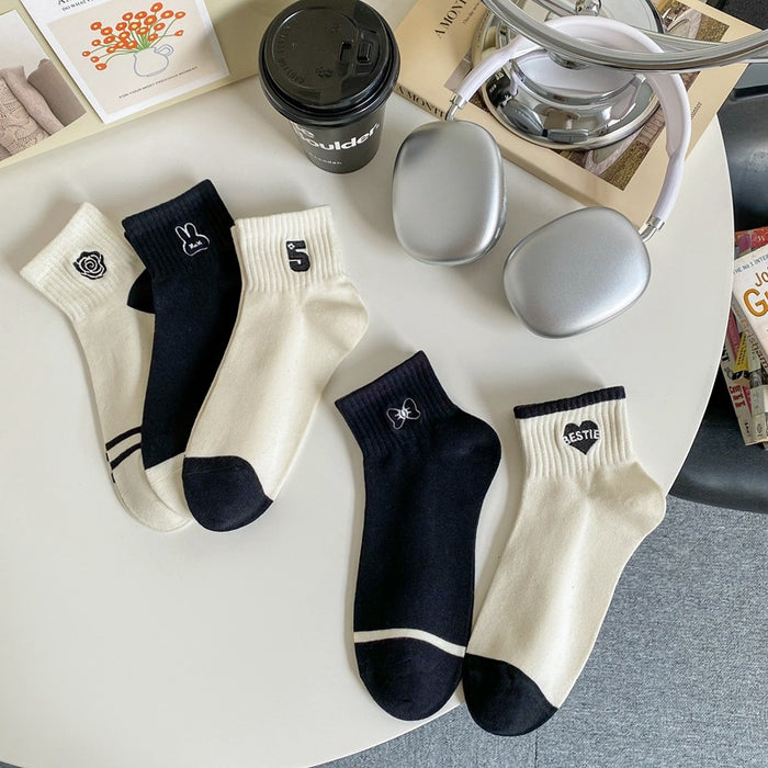 Wholesale Embroidered white short socks