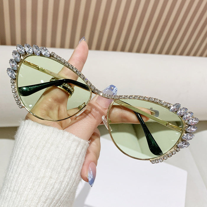 Wholesale Metal studded diamond cat eye sunglasses, fashionable sunglasses