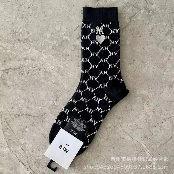 Wholesale Embroidered sports socks with combed cotton lettering socks in the middle tube