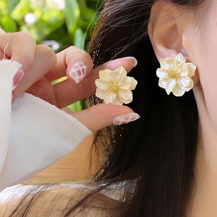 Wholesale Camellia earrings, light luxury temperament, versatile earrings, silver needles, fashionable earrings