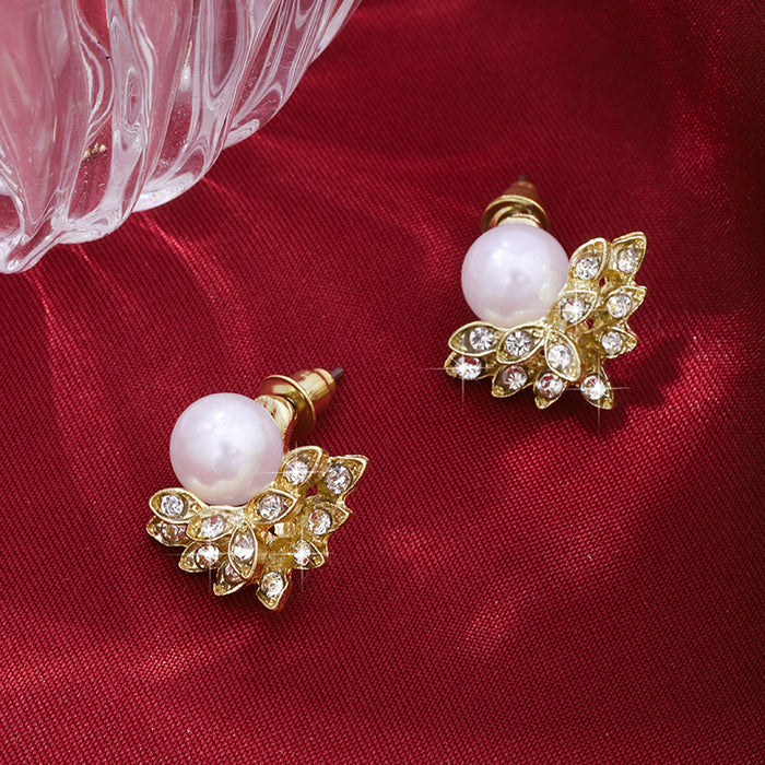 Wholesale Small niche design petal pearl earrings, new year, light luxury earrings, earrings wholesale