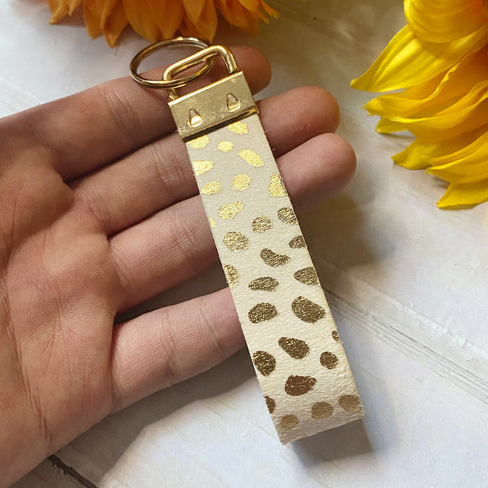 Wholesale leopard print cow pattern genuine leather horse hair keychain classic retro clothing pendant