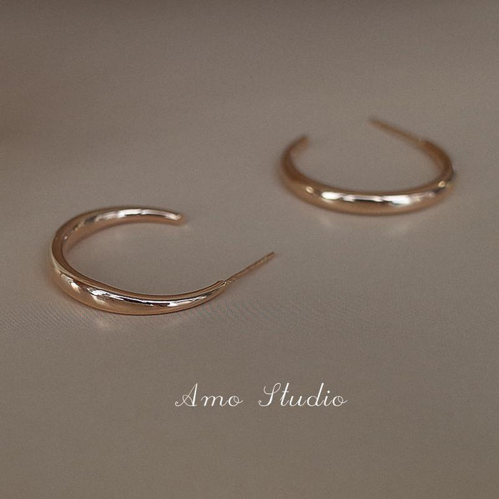 Wholesale C-shaped earrings with high-end photosensitive surface earrings