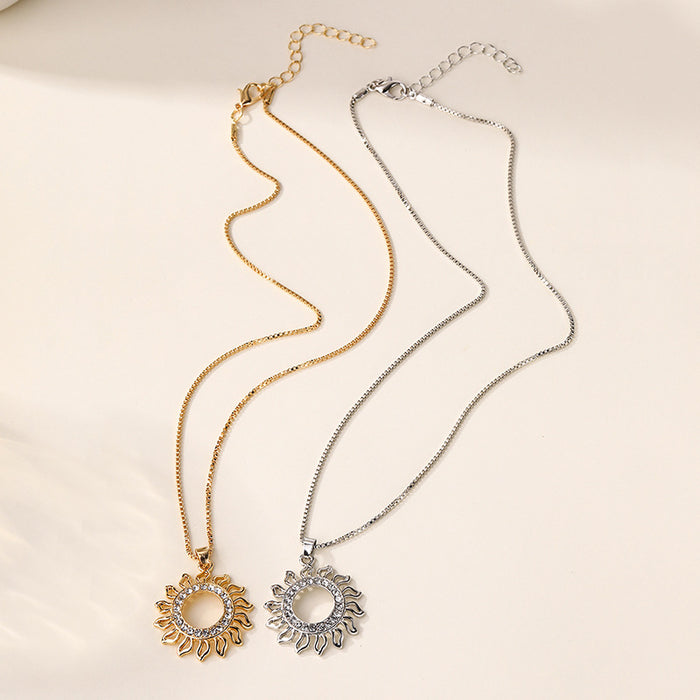 Wholesale Fashion and versatile jewelry with diamond inlaid pendant, alloy sun circular simple necklace