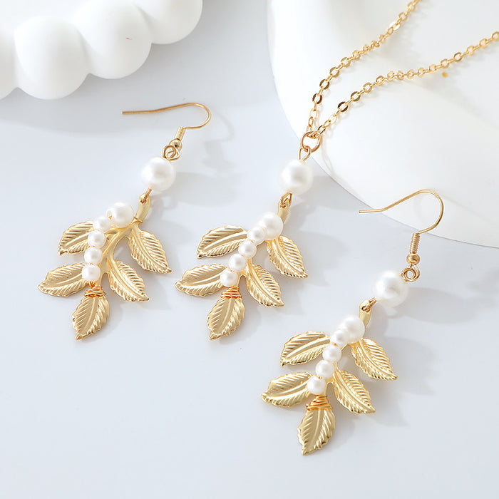 Wholesale Fashion Leaf Necklace Alloy Pearl Long Clavicle Chain Pendant Necklace in Stock