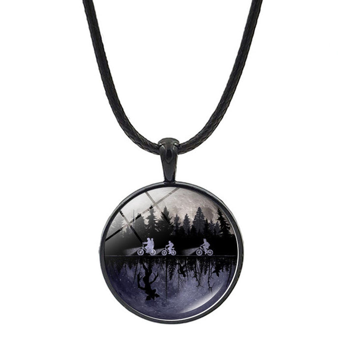 Wholesale Film themed fashionable round iron alloy pendant necklace