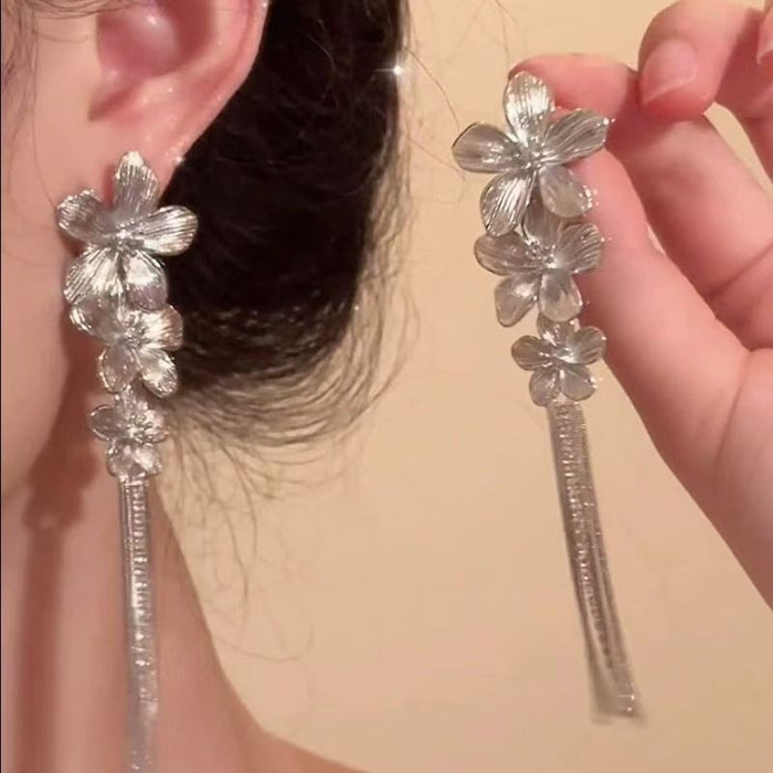 Wholesale Vintage metallic floral tassel earrings with a light luxury and high-end feel, niche design temperament, versatile and long earrings