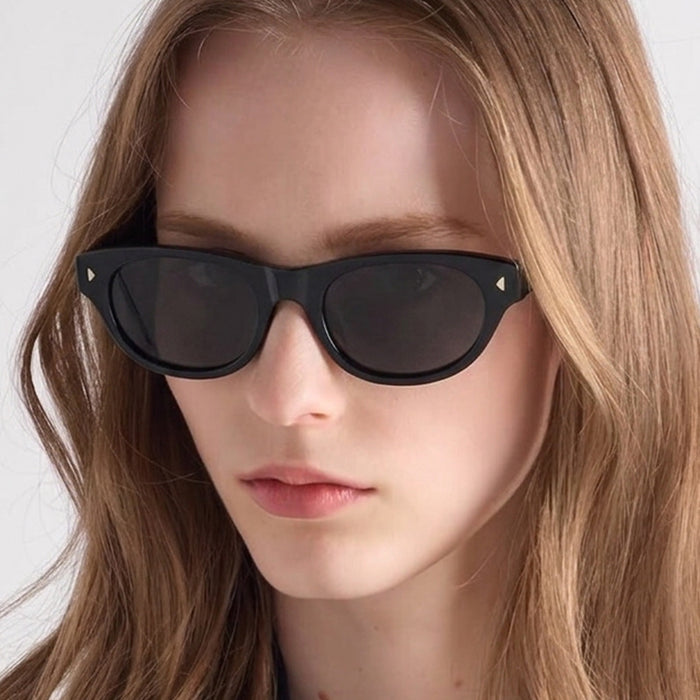 Wholesale Retro Square Sunglasses for Women Trendy UV400 Black Frame Gray Lens Fashion Accessory