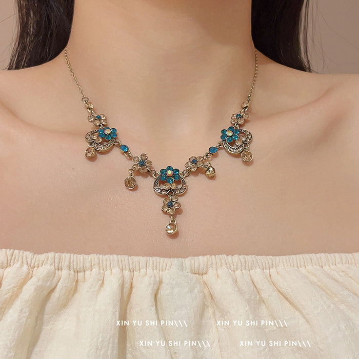 Wholesale Love flower pendant necklace, retro temperament, high-end feel, heavy-duty antique collarbone chain