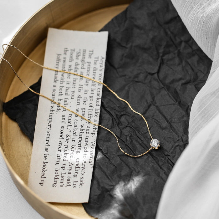 Wholesale Gold high-end pendant necklace, collarbone chain, niche light luxury accessory