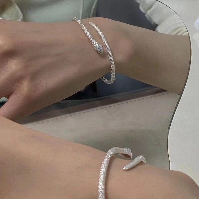 Wholesale Bracelet with a light luxury and niche design, delicate and cool style for women, adjustable personality and high-end feel