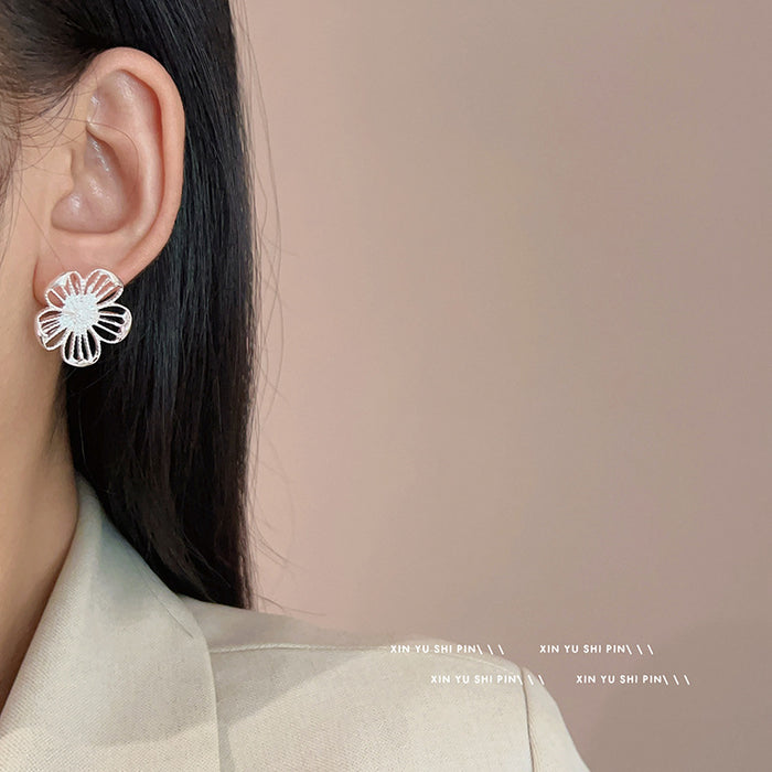 Wholesale Silver needle hollowed out silver flower earrings, new exquisite, light luxury, simple and versatile earrings