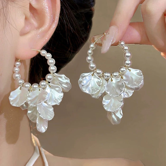 Wholesale Vintage pearl petal tassel earrings with high-end atmosphere, niche design, fashionable and stylish ear accessories