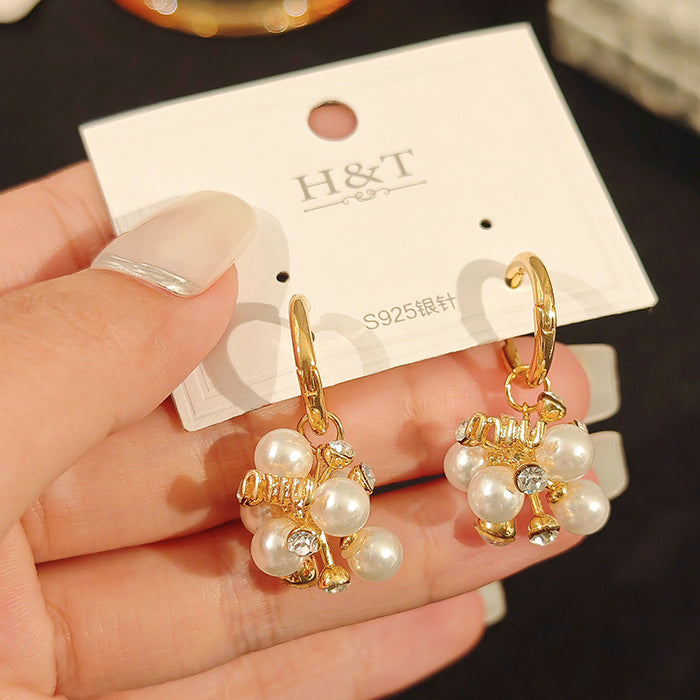 Wholesale Minimally designed pearl earrings with a high-end feel and a niche temperament. Exquisite earrings with exquisite design. Paired with studs