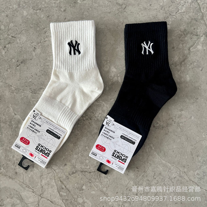 Wholesale Embroidered sports socks with combed cotton lettering socks in the middle tube