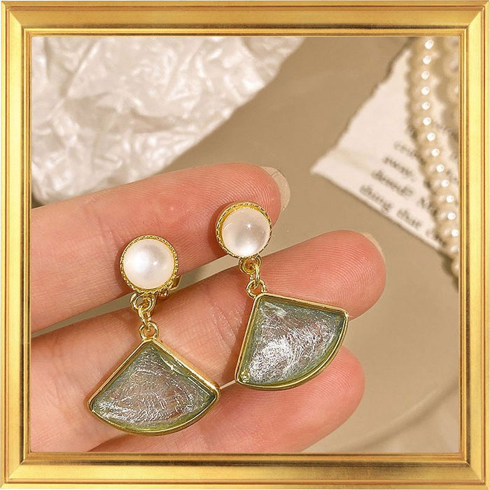 Wholesale Premium, light luxury pearl ear clip, retro temperament, fashionable and ear hole free ear clip