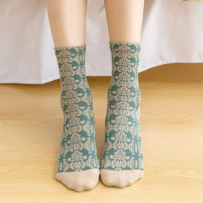 Wholesale Versatile high aesthetic retro relief breathable long socks