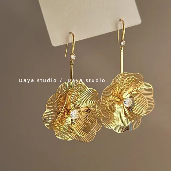 Wholesale Vintage metallic floral tassel earrings with a light luxury and high-end feel, niche design temperament, versatile and long earrings