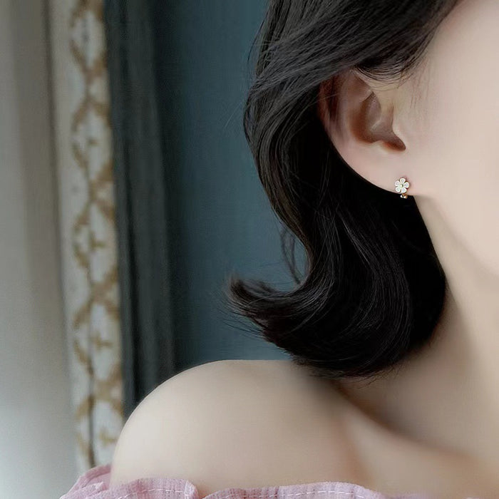 Wholesale Flower ear buckle, fashionable and niche design, simple and exquisite temperament ear buckle