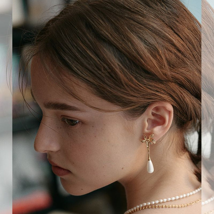 Wholesale Original niche flower imitation pearl earrings with silver needles, light luxury, high-end feel, niche design, retro earrings